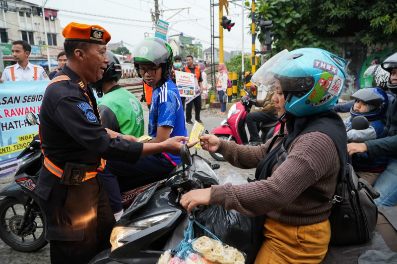 KAI Daop 1 menggelar sosialisasi keselematan di perlintasan KAI di Kemuning Raya, Pejanten Timur (Ashar/SinPo.id)