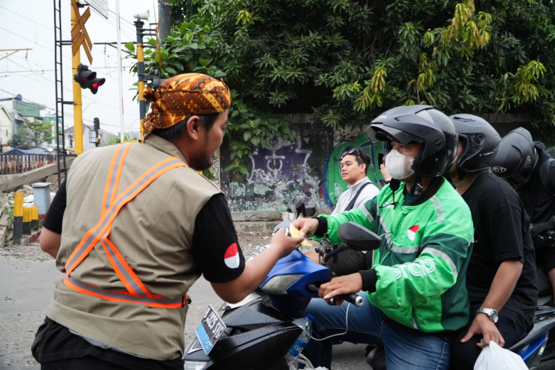 KAI Daop 1 menggelar sosialisasi keselematan di perlintasan KAI di Kemuning Raya, Pejanten Timur (Ashar/SinPo.id)