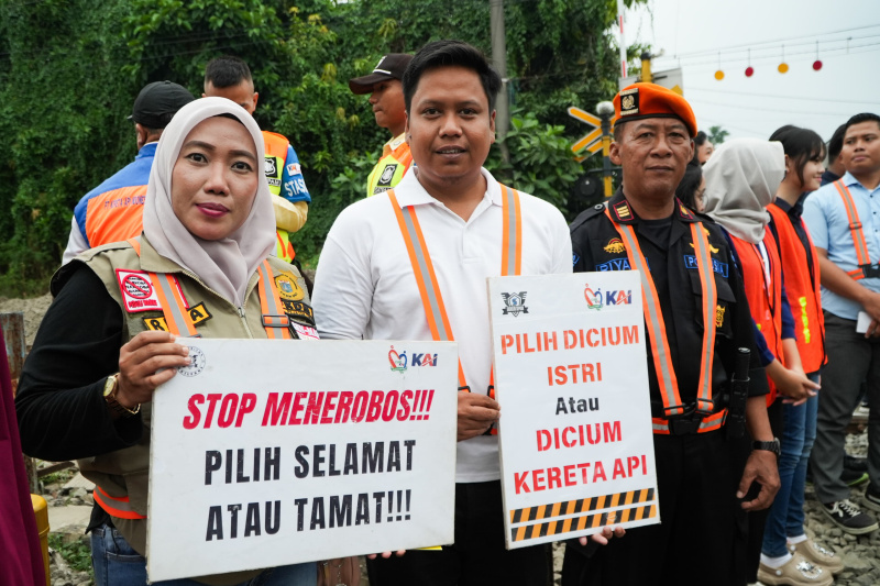 KAI Daop 1 menggelar sosialisasi keselematan di perlintasan KAI di Kemuning Raya, Pejanten Timur (Ashar/SinPo.id)