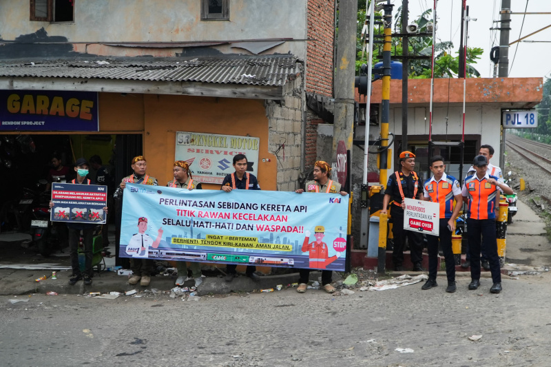 KAI Daop 1 menggelar sosialisasi keselematan di perlintasan KAI di Kemuning Raya, Pejanten Timur (Ashar/SinPo.id)