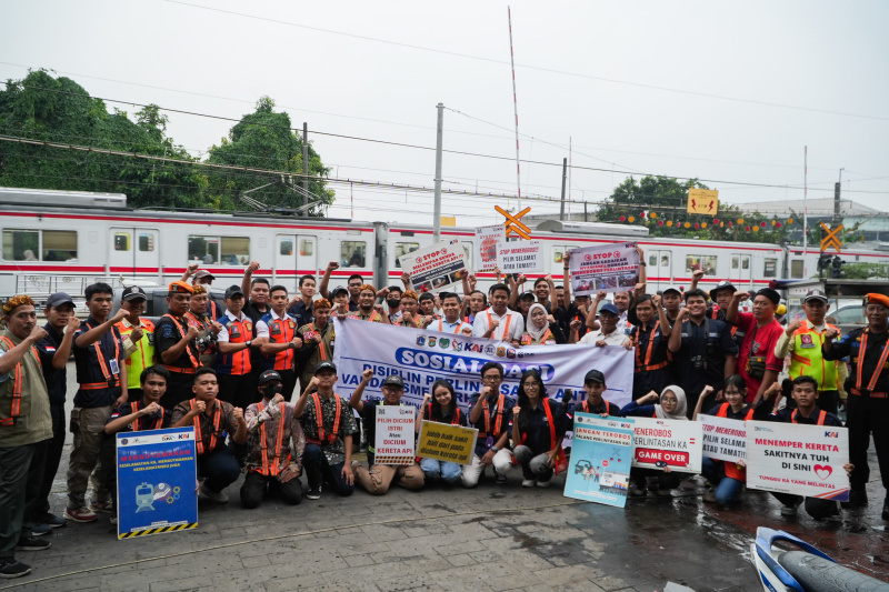 KAI Daop 1 menggelar sosialisasi keselematan di perlintasan KAI di Kemuning Raya, Pejanten Timur (Ashar/SinPo.id)