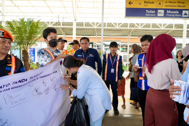 KAI Daop 1 menggelar sosialisasi pencegahan pelecehan seksual di kereta api di Stasiun Bogor (Ashar/SinPo.id)