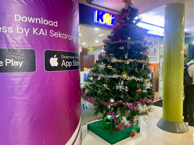 KAI Daop 1 menghias Stasiun Gambir dan Stasiun Pasar Senen dengan Ornamen Natal yang memanjakan penumpang KAI (Ashar/SinPo.id)