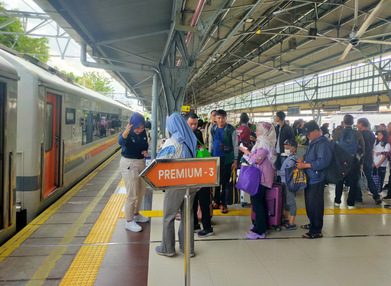 KAI Daop 1 menghias Stasiun Gambir dan Stasiun Pasar Senen dengan Ornamen Natal yang memanjakan penumpang KAI (Ashar/SinPo.id)