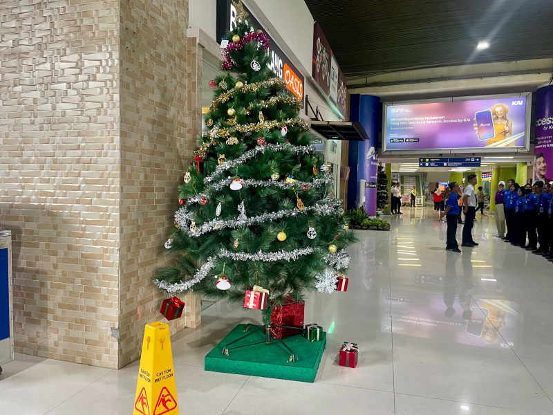 KAI Daop 1 menghias Stasiun Gambir dan Stasiun Pasar Senen dengan Ornamen Natal yang memanjakan penumpang KAI (Ashar/SinPo.id)