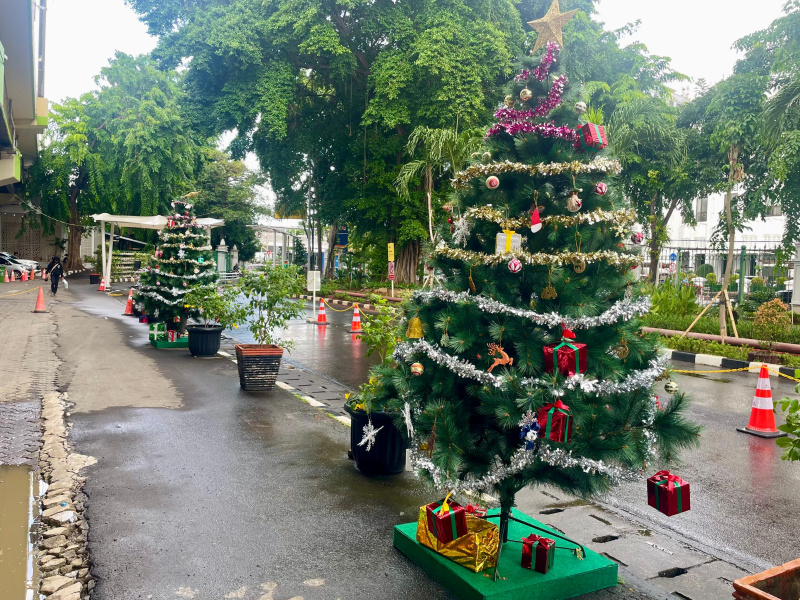 KAI Daop 1 menghias Stasiun Gambir dan Stasiun Pasar Senen dengan Ornamen Natal yang memanjakan penumpang KAI (Ashar/SinPo.id)