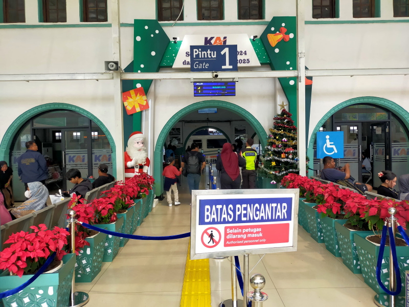 KAI Daop 1 menghias Stasiun Gambir dan Stasiun Pasar Senen dengan Ornamen Natal yang memanjakan penumpang KAI (Ashar/SinPo.id)