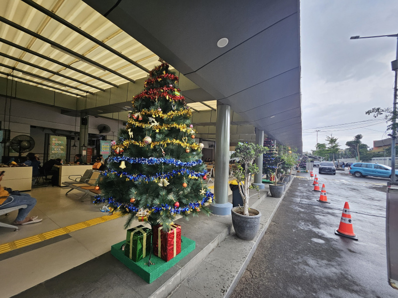 KAI Daop 1 menghias Stasiun Gambir dan Stasiun Pasar Senen dengan Ornamen Natal yang memanjakan penumpang KAI (Ashar/SinPo.id)