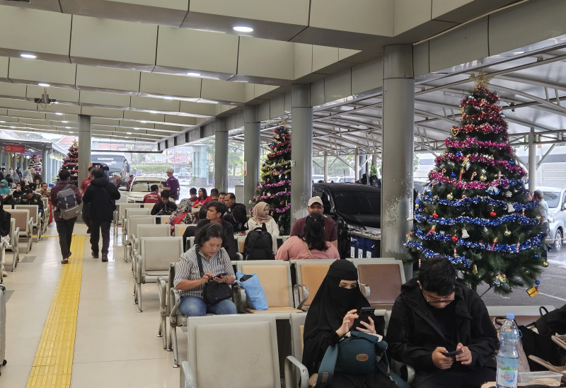 KAI Daop 1 menghias Stasiun Gambir dan Stasiun Pasar Senen dengan Ornamen Natal yang memanjakan penumpang KAI (Ashar/SinPo.id)