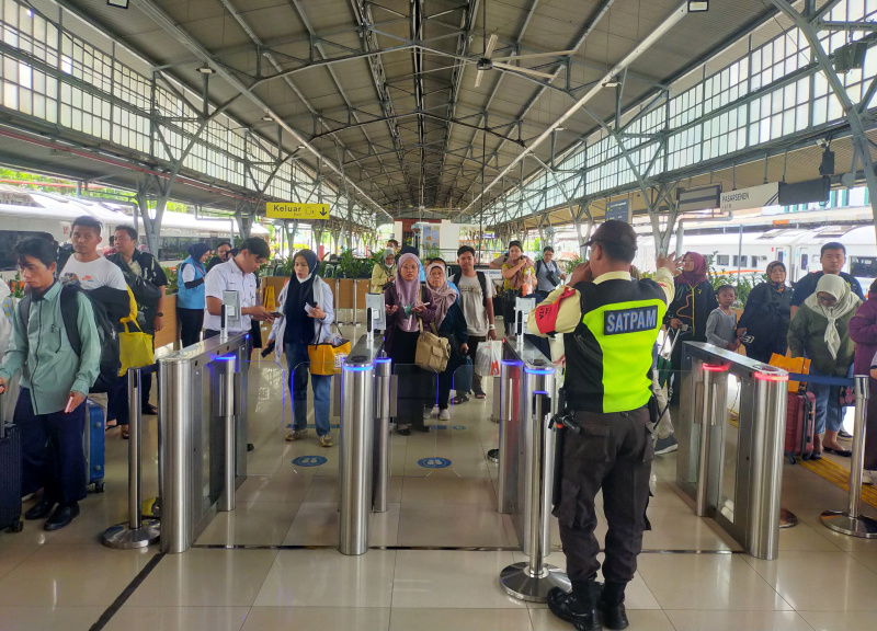 KAI Daop 1 menghias Stasiun Gambir dan Stasiun Pasar Senen dengan Ornamen Natal yang memanjakan penumpang KAI (Ashar/SinPo.id)