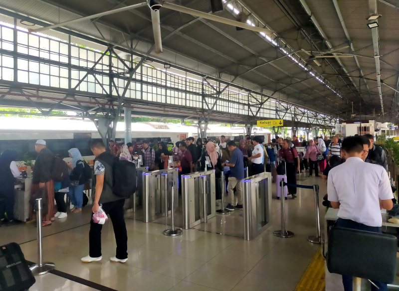 KAI Daop 1 menghias Stasiun Gambir dan Stasiun Pasar Senen dengan Ornamen Natal yang memanjakan penumpang KAI (Ashar/SinPo.id)