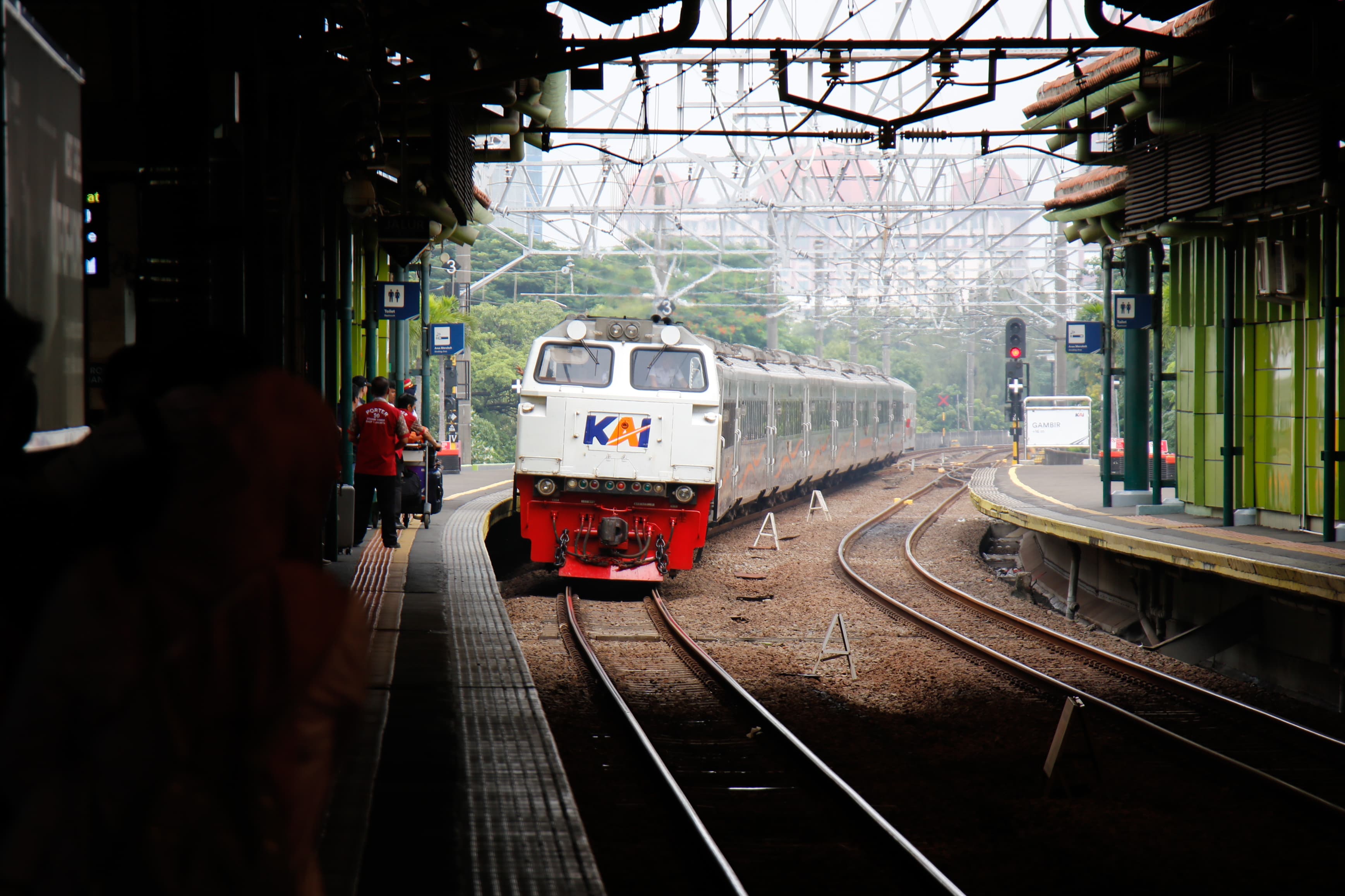 KAI telah menyiapkan kereta api tambahan lebaran yang uda bisa di pesan mulai Rabu (6/3) kemarin (Ashar/SinPo.id)