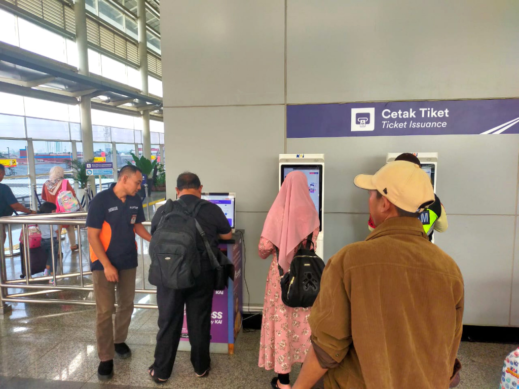 KAI Daop 1 siapkan 1.732 tiket untuk perjalanan liburan Natal dan Tahun Baru (Ashar/SinPo.id)