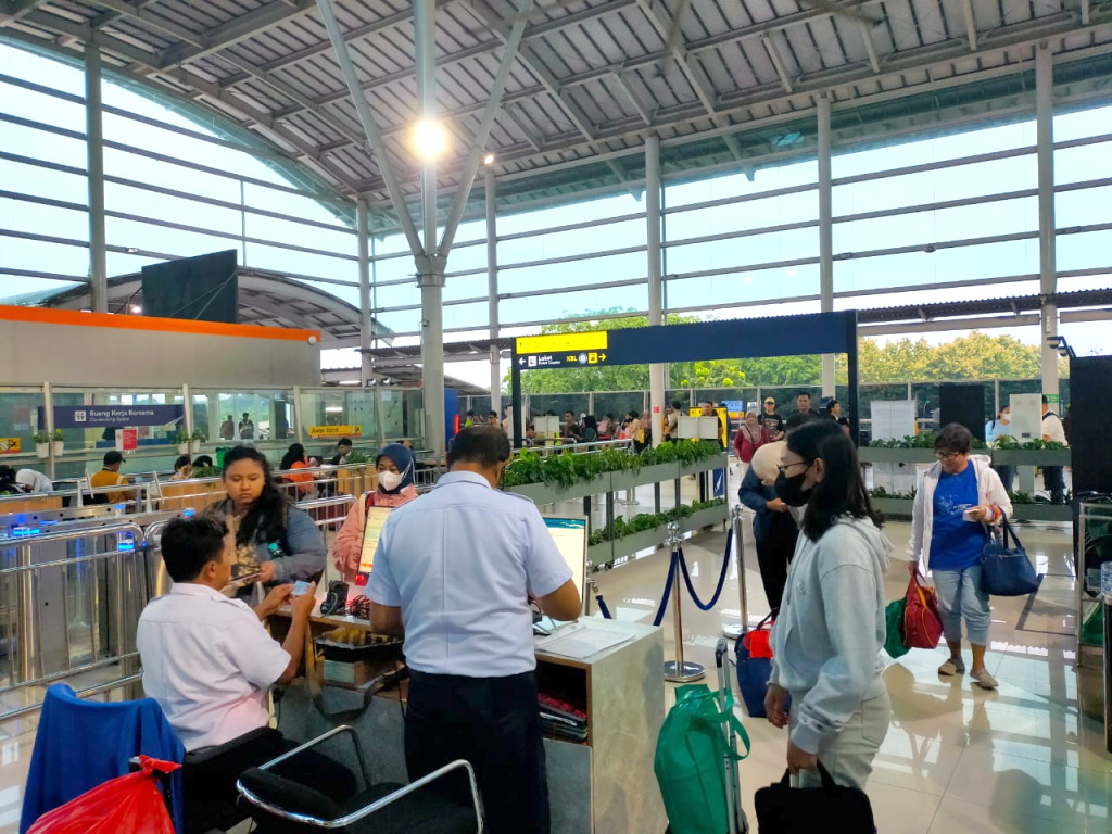 KAI Daop 1 siapkan 1.732 tiket untuk perjalanan liburan Natal dan Tahun Baru (Ashar/SinPo.id)