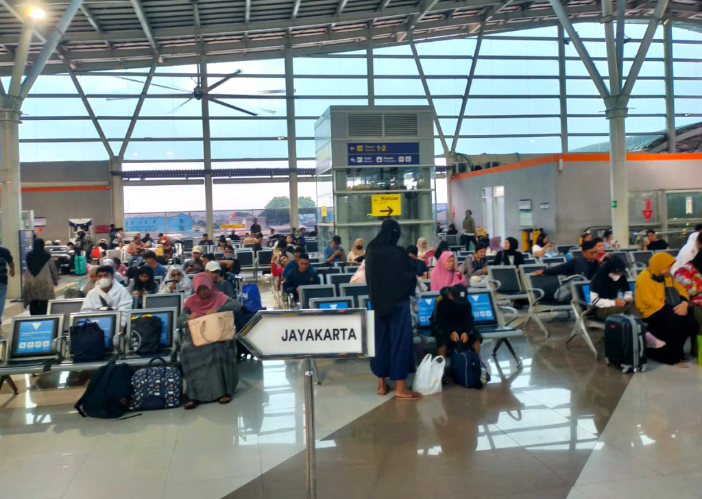 KAI Daop 1 siapkan 1.732 tiket untuk perjalanan liburan Natal dan Tahun Baru (Ashar/SinPo.id)