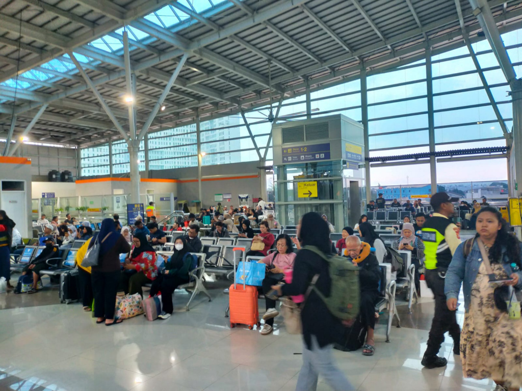 KAI Daop 1 siapkan 1.732 tiket untuk perjalanan liburan Natal dan Tahun Baru (Ashar/SinPo.id)
