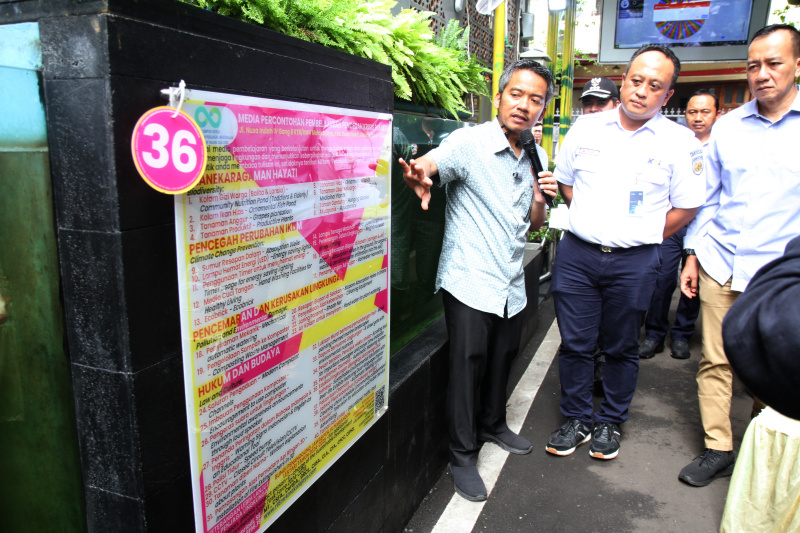 KAI Daop 8 kunjungi kampung media percontohan pencegahan krisis planet Malaka jaya (Ashar/SinPo.id)