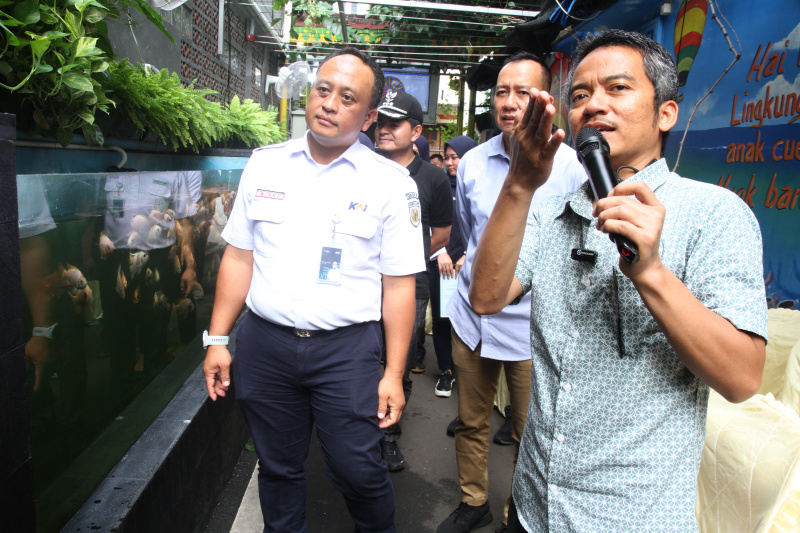 KAI Daop 8 kunjungi kampung media percontohan pencegahan krisis planet Malaka jaya (Ashar/SinPo.id)