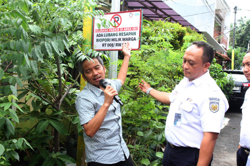 KAI Daop 8 kunjungi kampung media percontohan pencegahan krisis planet Malaka jaya (Ashar/SinPo.id)