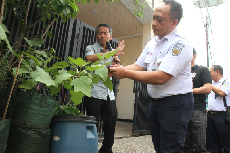 KAI Daop 8 kunjungi kampung media percontohan pencegahan krisis planet Malaka jaya (Ashar/SinPo.id)