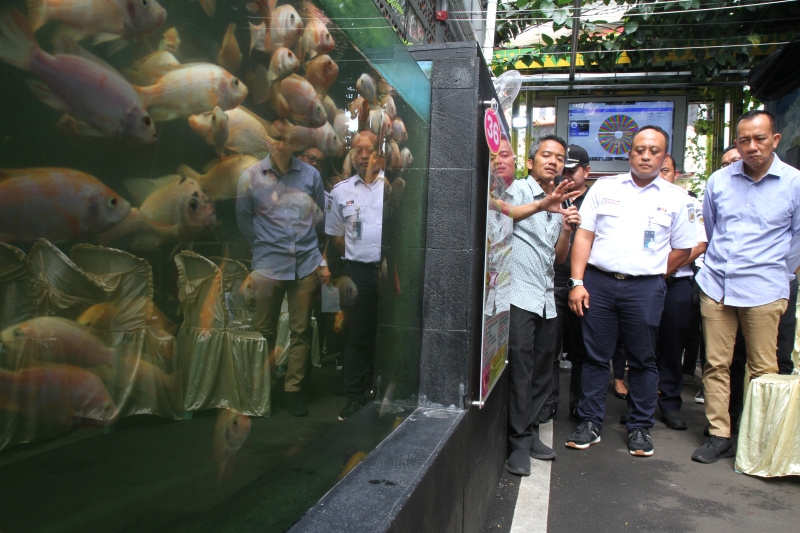 KAI Daop 8 kunjungi kampung media percontohan pencegahan krisis planet Malaka jaya (Ashar/SinPo.id)