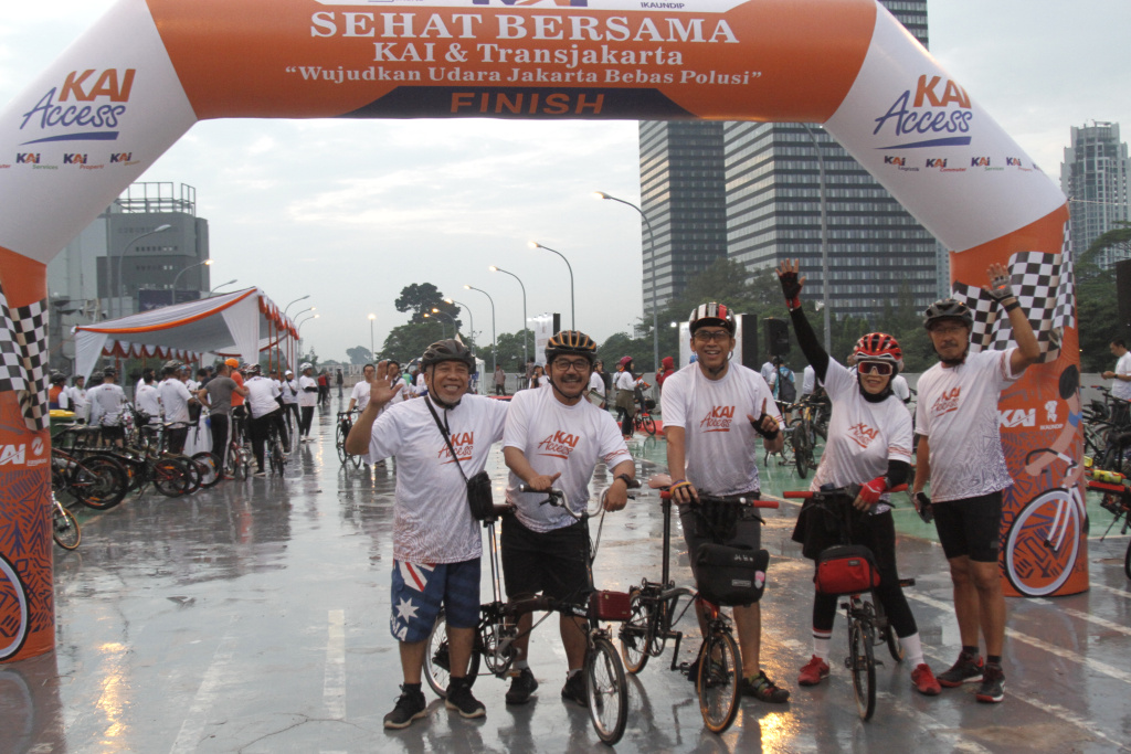 KAI dengan Transjakarta gelar sepeda santai dengan tema Sehat Bersama Wujudkan Udara Jakarta Bebas Polusi (Ashar/SinPo.id)