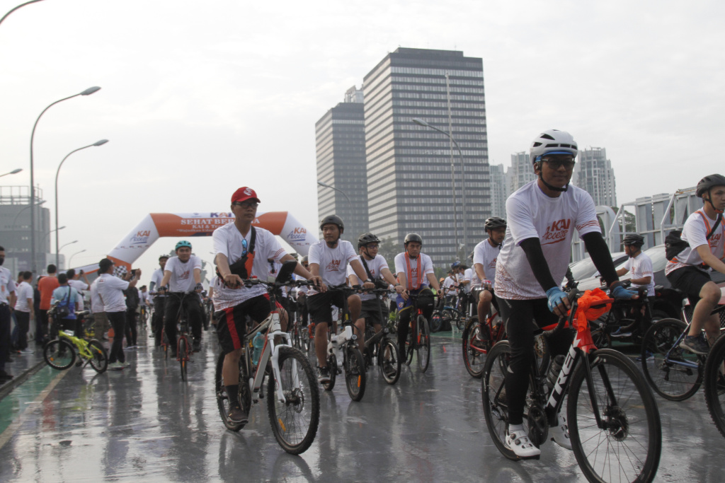 KAI dengan Transjakarta gelar sepeda santai dengan tema Sehat Bersama Wujudkan Udara Jakarta Bebas Polusi (Ashar/SinPo.id)