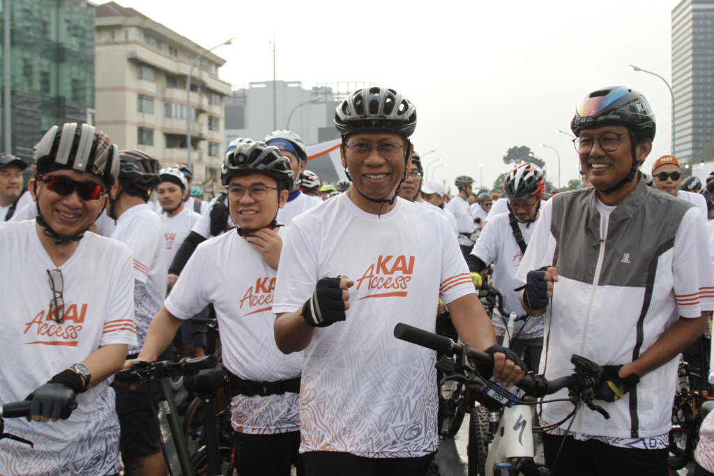 KAI dengan Transjakarta gelar sepeda santai dengan tema Sehat Bersama Wujudkan Udara Jakarta Bebas Polusi (Ashar/SinPo.id)