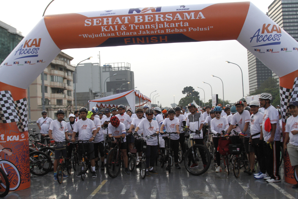 KAI dengan Transjakarta gelar sepeda santai dengan tema Sehat Bersama Wujudkan Udara Jakarta Bebas Polusi (Ashar/SinPo.id)