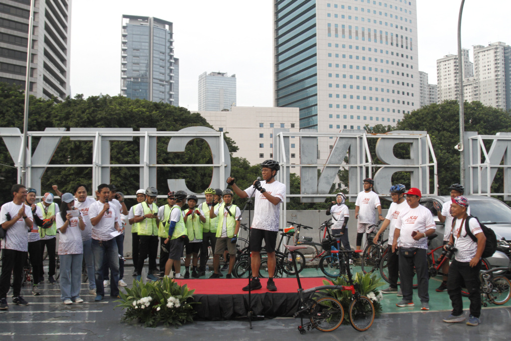 KAI dengan Transjakarta gelar sepeda santai dengan tema Sehat Bersama Wujudkan Udara Jakarta Bebas Polusi (Ashar/SinPo.id)