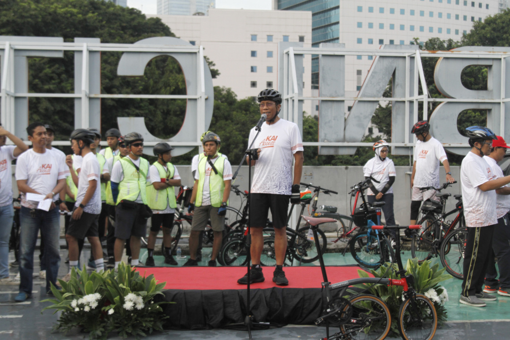 KAI dengan Transjakarta gelar sepeda santai dengan tema Sehat Bersama Wujudkan Udara Jakarta Bebas Polusi (Ashar/SinPo.id)