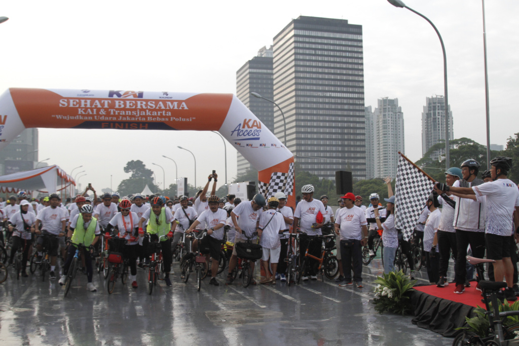 KAI dengan Transjakarta gelar sepeda santai dengan tema Sehat Bersama Wujudkan Udara Jakarta Bebas Polusi (Ashar/SinPo.id)