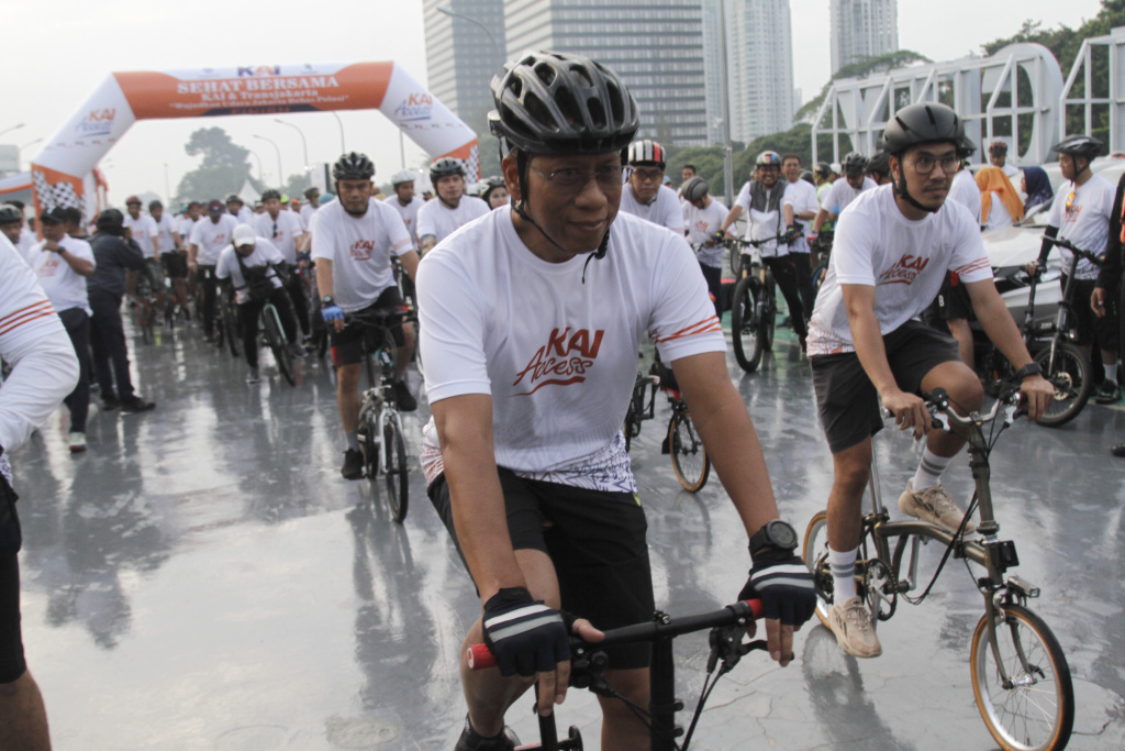 KAI dengan Transjakarta gelar sepeda santai dengan tema Sehat Bersama Wujudkan Udara Jakarta Bebas Polusi (Ashar/SinPo.id)