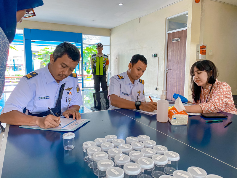 KAI dan BNN berkolaborasi menggelar test narkoba di Dipo Cipinang (Ashar/SinPo.id)