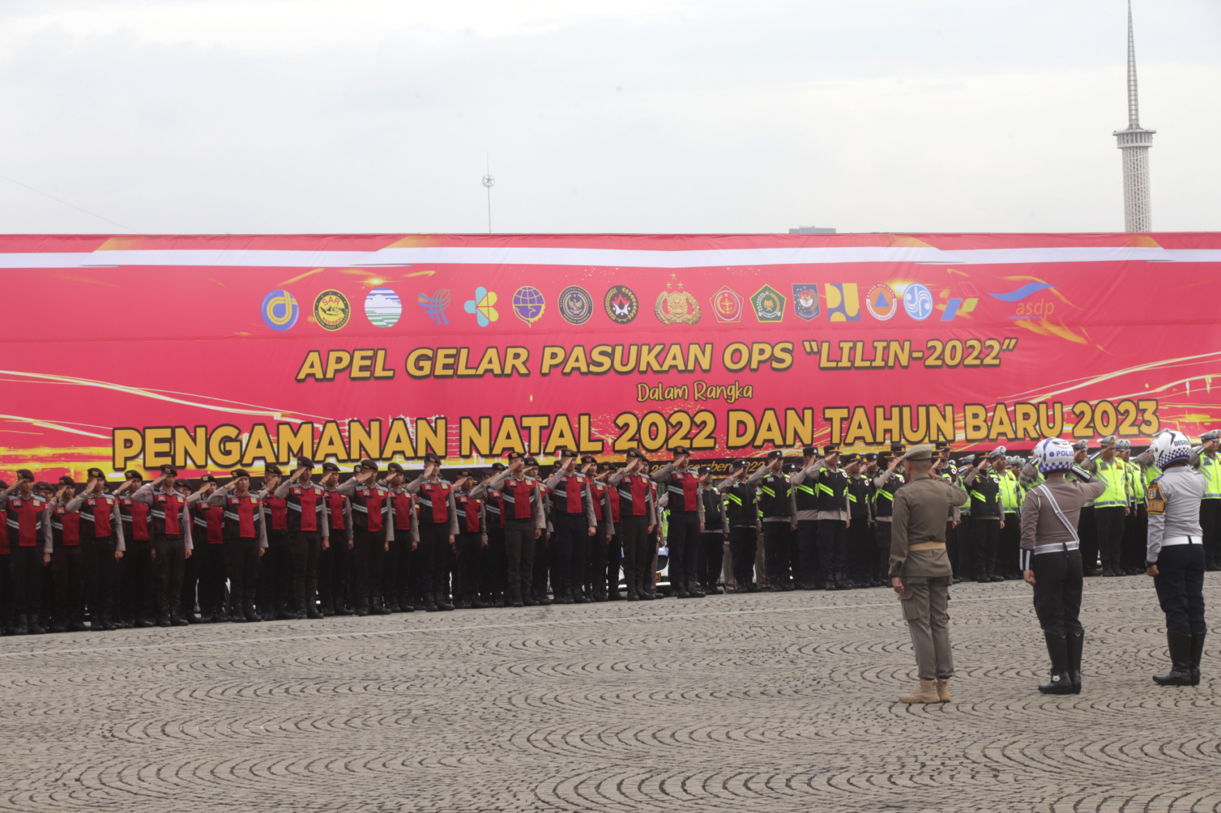 Kapolri Jenderal Pol Listyo Sigit Prabowo dan Panglima TNI Laksamana Yudo Margono meninjau apel operasi lilin 2022 yang bertujuan untuk mengamankan jelang perayaan Natal dan Tahun Baru (Ashar/SinPo.id)