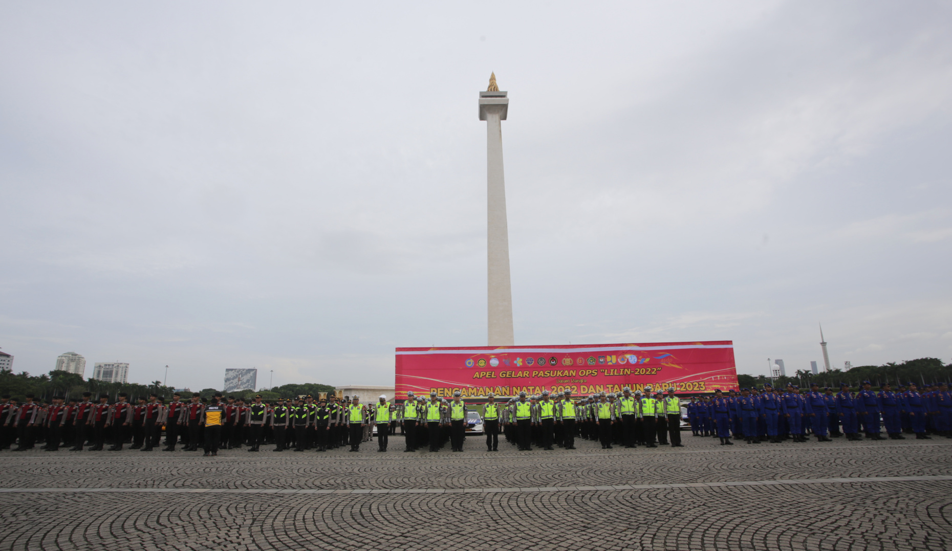 Kapolri Jenderal Pol Listyo Sigit Prabowo dan Panglima TNI Laksamana Yudo Margono meninjau apel operasi lilin 2022 yang bertujuan untuk mengamankan jelang perayaan Natal dan Tahun Baru (Ashar/SinPo.id)