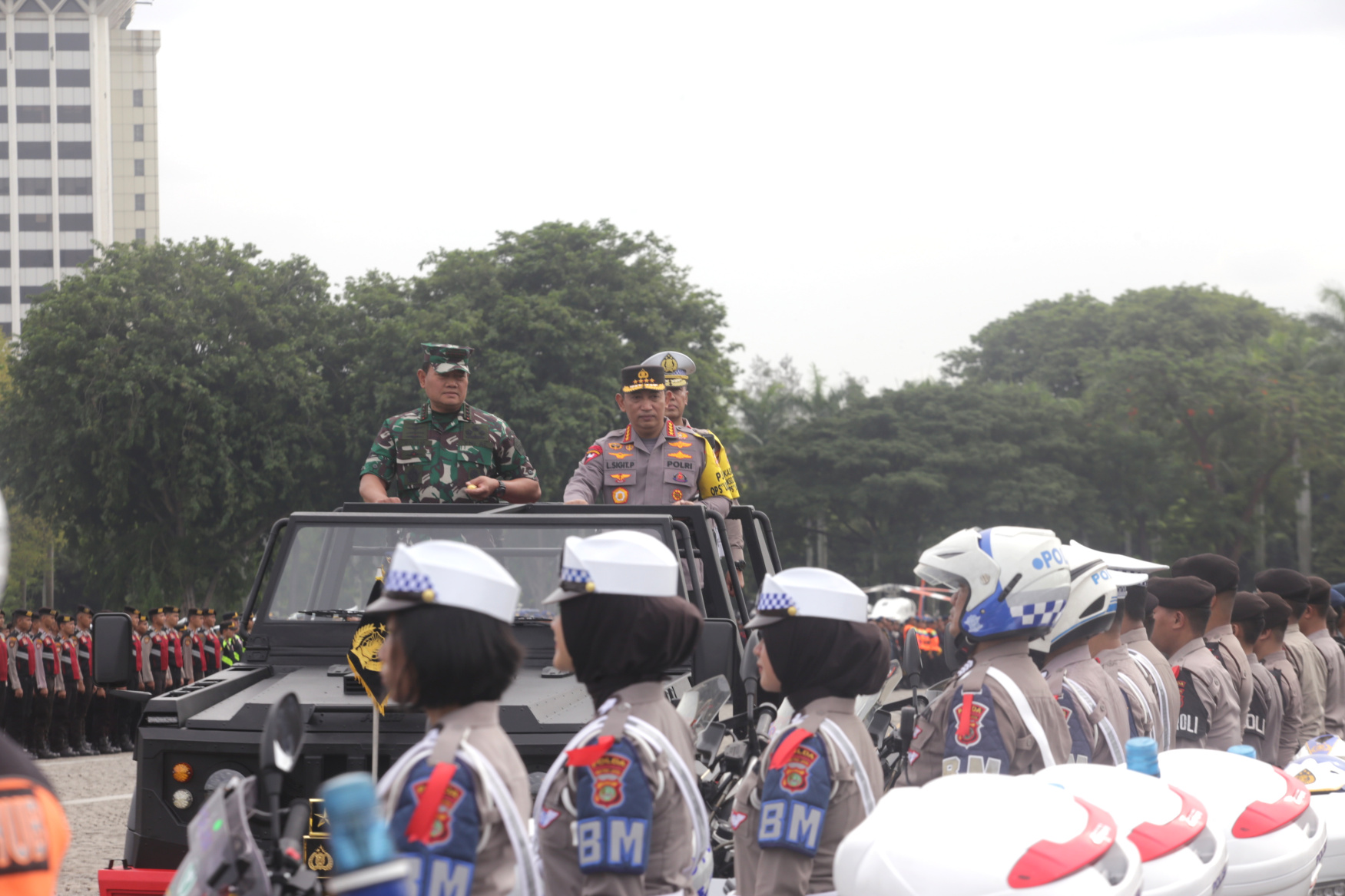 Kapolri Jenderal Pol Listyo Sigit Prabowo dan Panglima TNI Laksamana Yudo Margono meninjau apel operasi lilin 2022 yang bertujuan untuk mengamankan jelang perayaan Natal dan Tahun Baru (Ashar/SinPo.id)