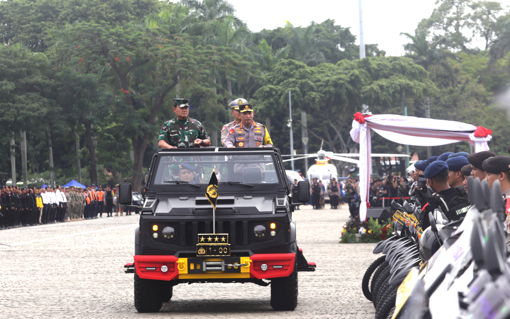 Kapolri Jenderal Pol Listyo Sigit Prabowo dan Panglima TNI Laksamana Yudo Margono meninjau apel operasi lilin 2022 yang bertujuan untuk mengamankan jelang perayaan Natal dan Tahun Baru (Ashar/SinPo.id)