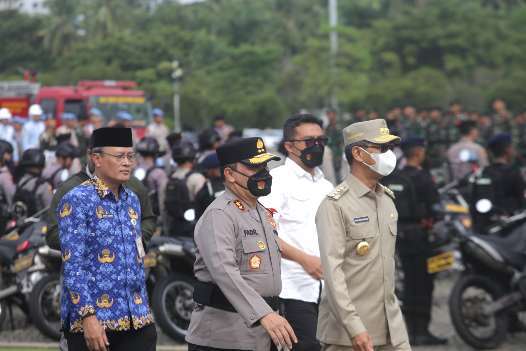 Kapolri Jenderal Pol Listyo Sigit Prabowo dan Panglima TNI Laksamana Yudo Margono meninjau apel operasi lilin 2022 yang bertujuan untuk mengamankan jelang perayaan Natal dan Tahun Baru (Ashar/SinPo.id)