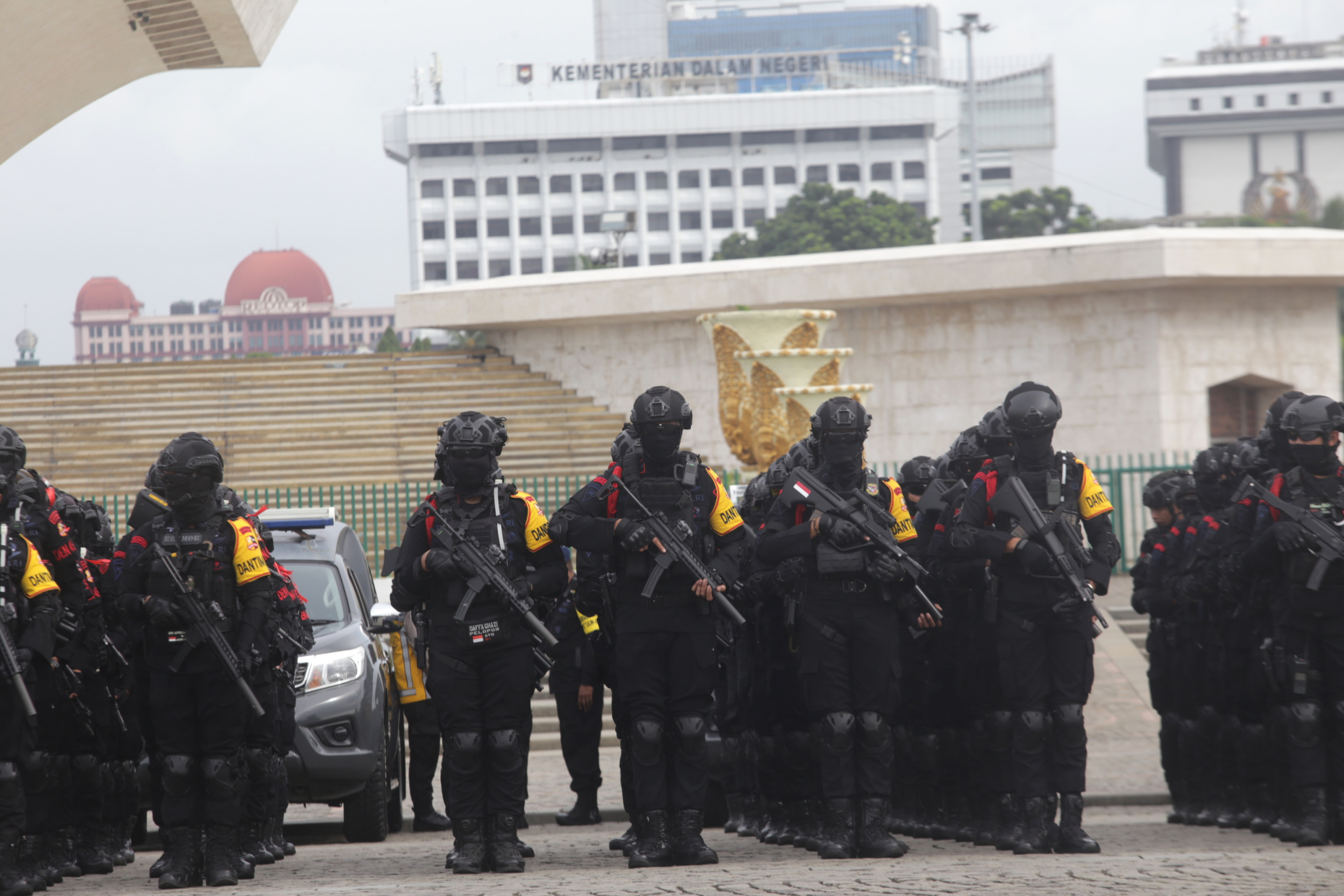 Kapolri Jenderal Pol Listyo Sigit Prabowo dan Panglima TNI Laksamana Yudo Margono meninjau apel operasi lilin 2022 yang bertujuan untuk mengamankan jelang perayaan Natal dan Tahun Baru (Ashar/SinPo.id)
