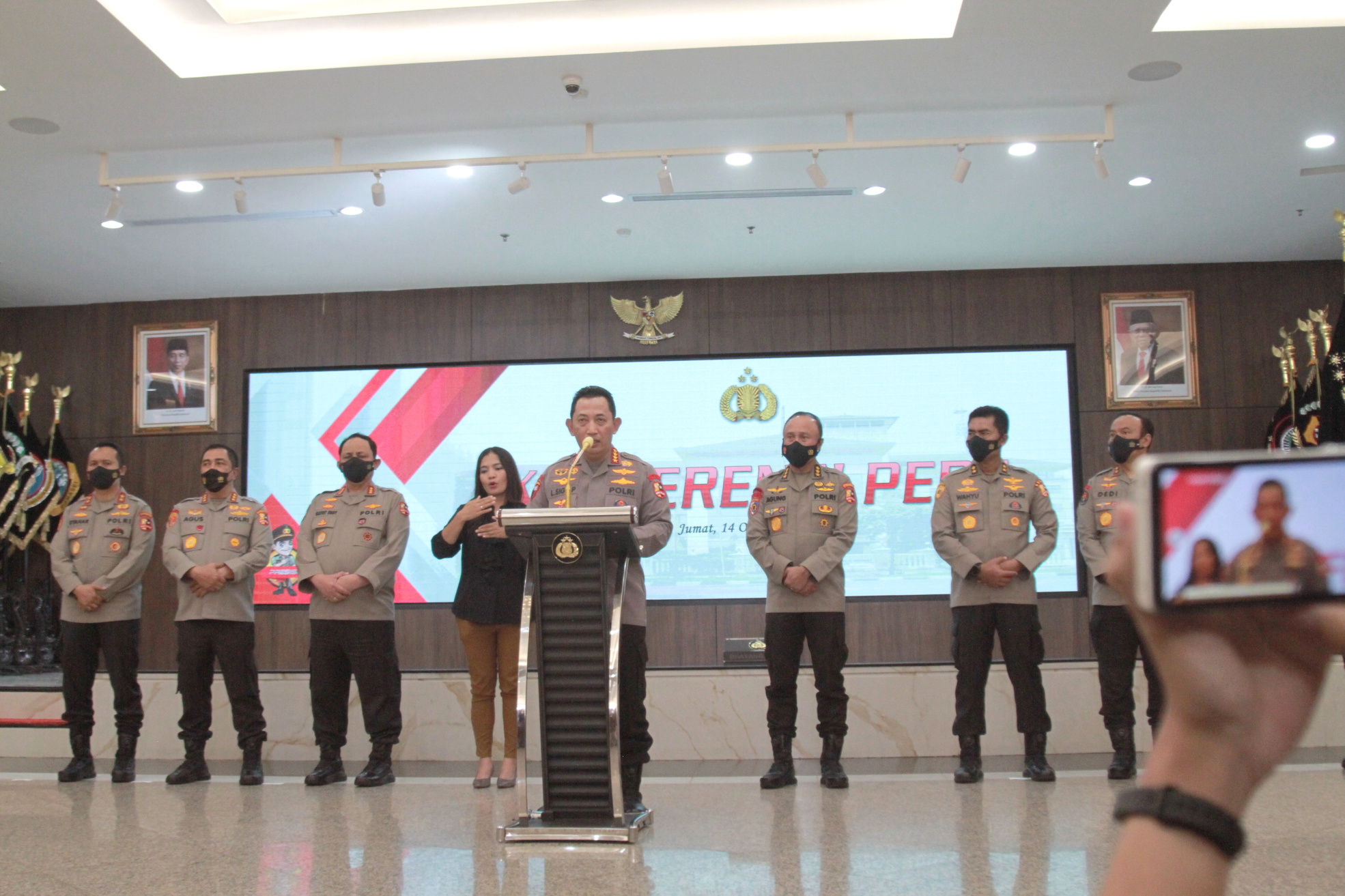 Kapolri perintahkan Divisi Propam Polri tangkap Kapolda Jatim Irjen Teddy Minahasa terkait kasus narkoba (Ashar/Sinpo.id)