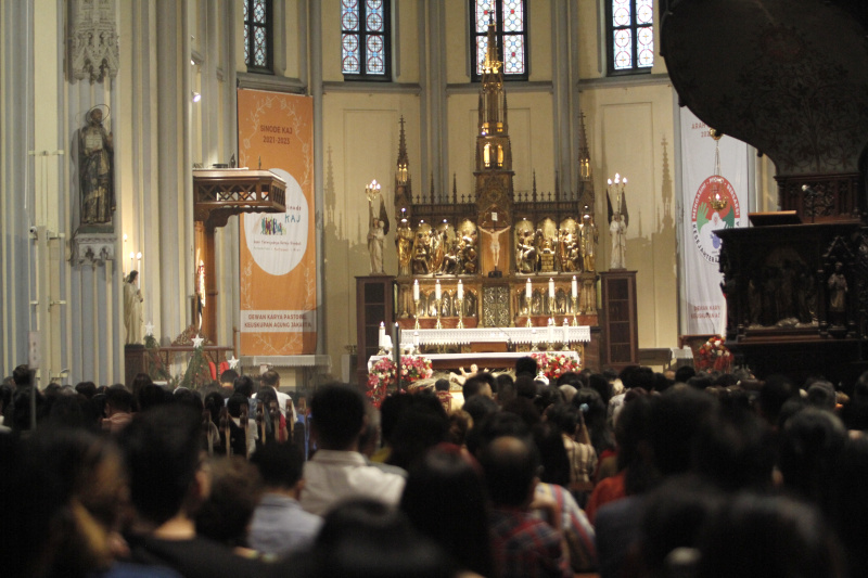 Jemaat Kristiani melaksanakan ibadah malam Misa Natal di Gereja Katedral (Ashar/SinPo.id)