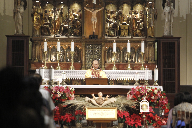 Jemaat Kristiani melaksanakan ibadah malam Misa Natal di Gereja Katedral (Ashar/SinPo.id)