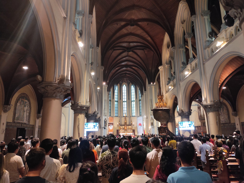 Jemaat Kristiani melaksanakan ibadah malam Misa Natal di Gereja Katedral (Ashar/SinPo.id)