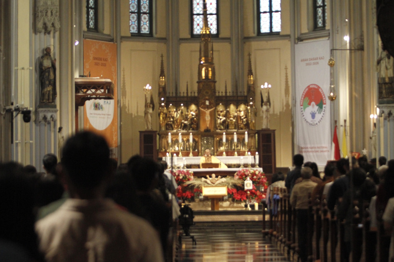 Jemaat Kristiani melaksanakan ibadah malam Misa Natal di Gereja Katedral (Ashar/SinPo.id)