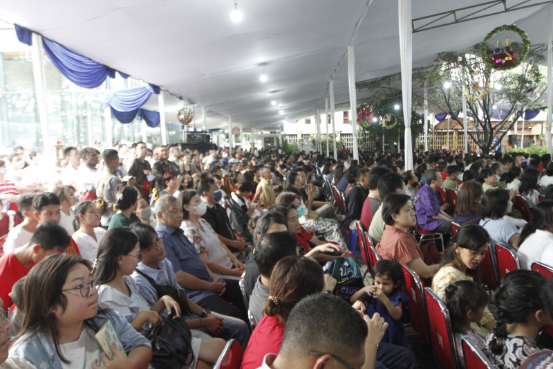 Jemaat Kristiani melaksanakan ibadah malam Misa Natal di Gereja Katedral (Ashar/SinPo.id)