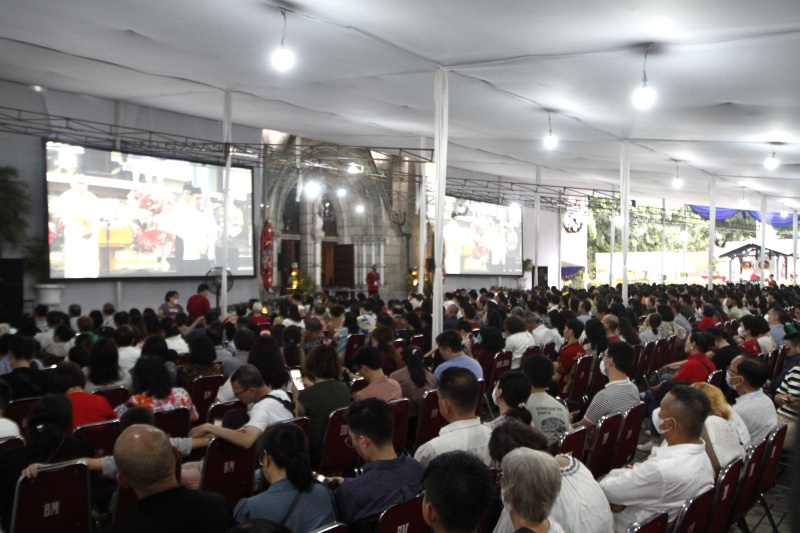 Jemaat Kristiani melaksanakan ibadah malam Misa Natal di Gereja Katedral (Ashar/SinPo.id)