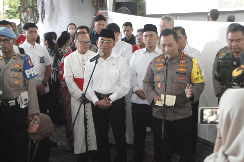 Jemaat Kristiani melaksanakan ibadah malam Misa Natal di Gereja Katedral (Ashar/SinPo.id)