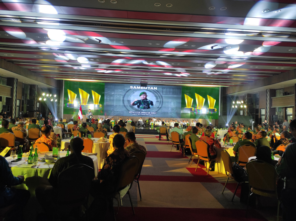 KASAD Dudung Abdurrahman menggelar malam puncak KASAD Award 2023 untuk apresiasi insan Media yang telah ikut berperan merawat kebangsaan (Ashar/SinPo.id)