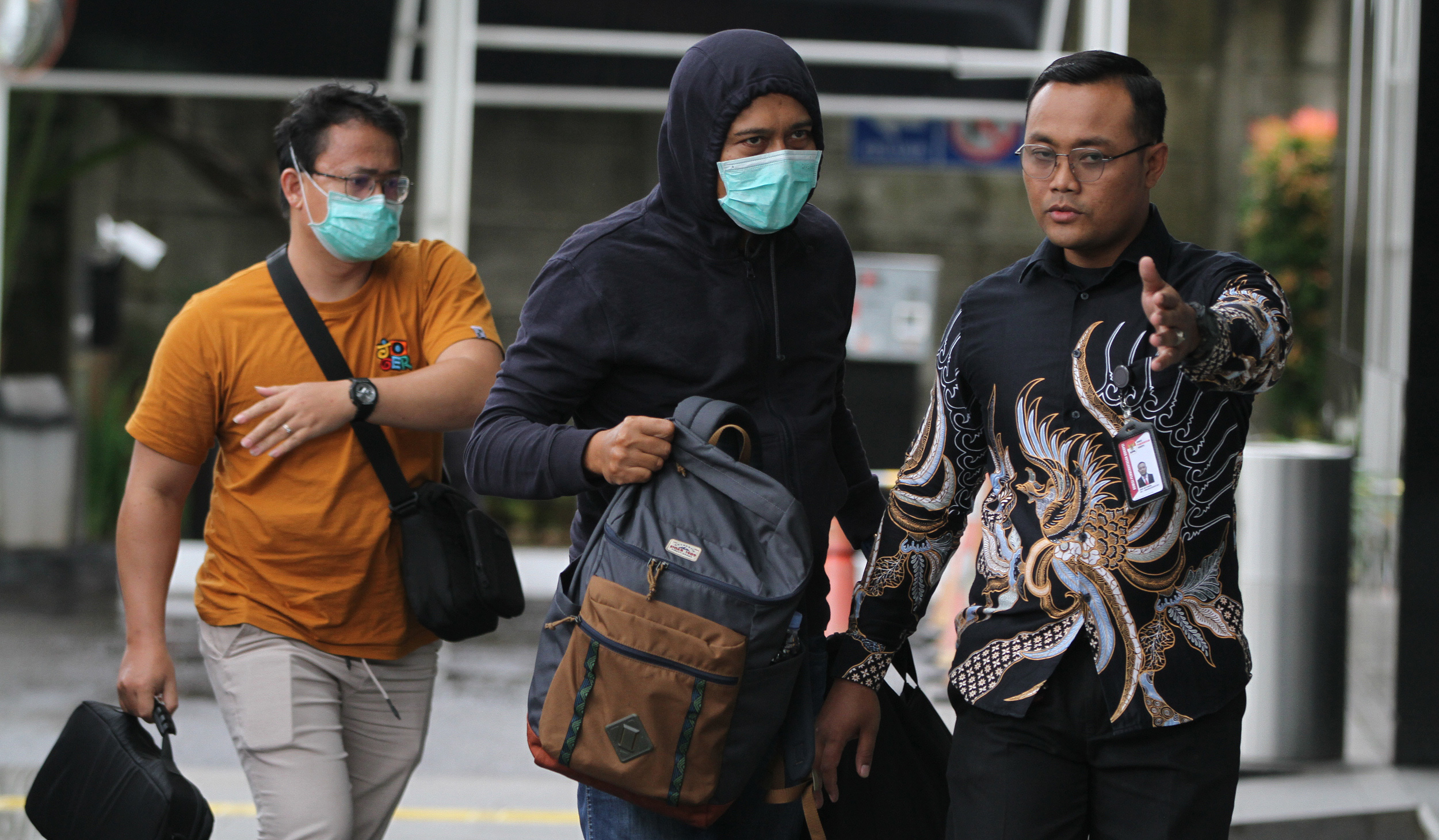 Kasi Intel HSU tiba di KPK usai OTT. (Agus Priatna/SinPo.id)